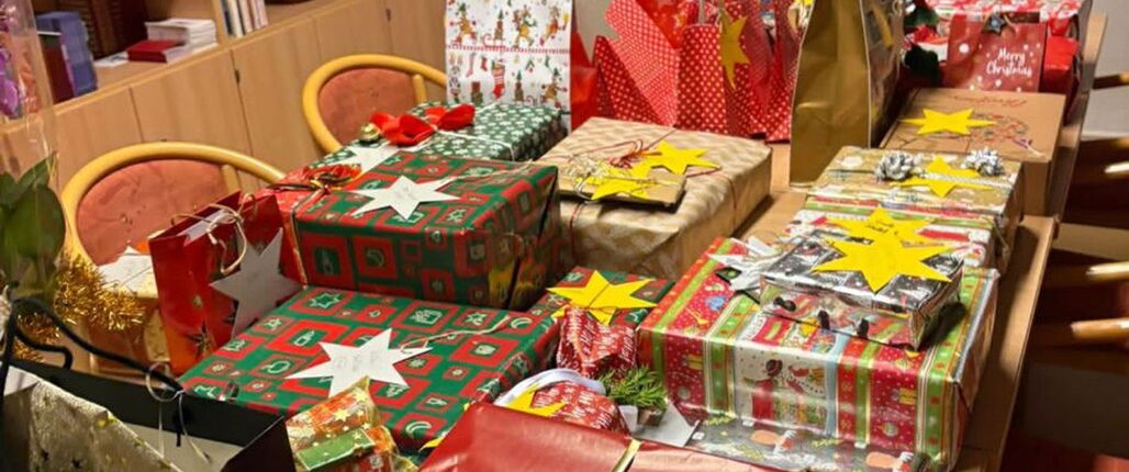 Weihnachtswunschbaum - Geschenketisch